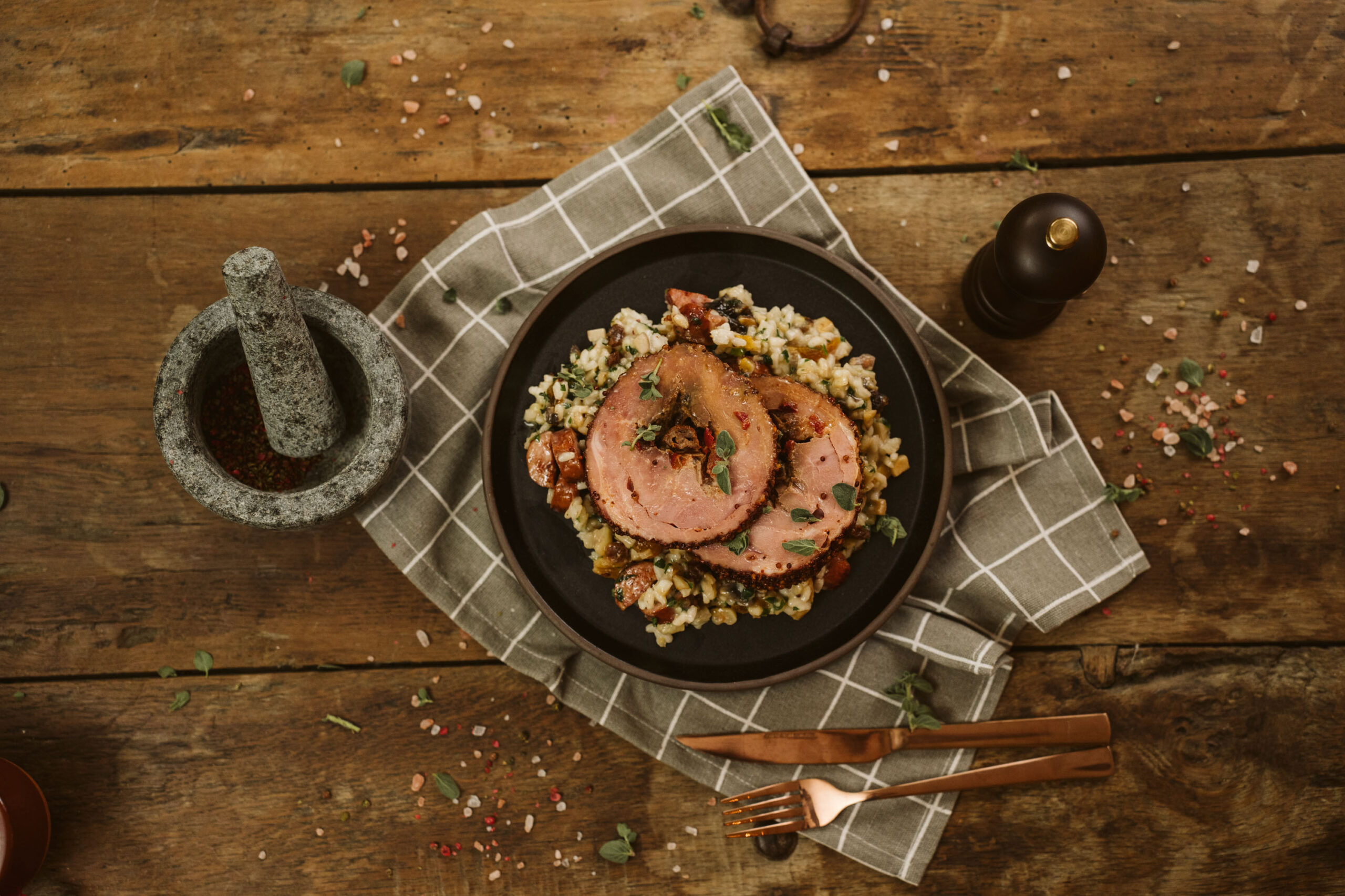 Пушено руло от диво прасе със сини сливи, стафиди и зеленчуци - 1,5 кг.