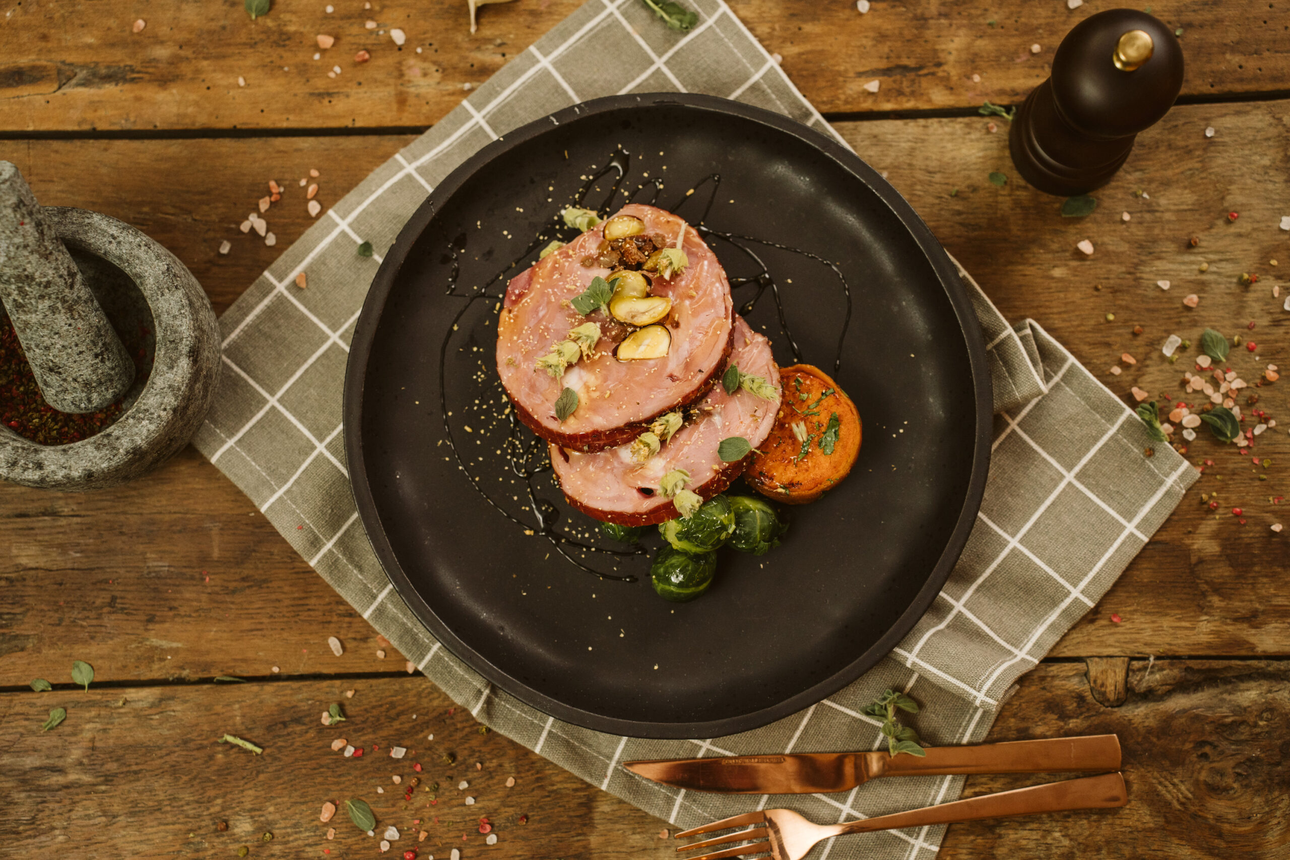 Пушено руло от черно прасе с кестени и стафиди - 1.5 кг.