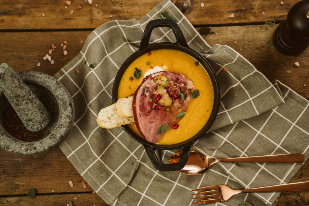 Пушено руло от черно прасе с кестени, стафиди и зеленчуци - 1,5 кг.