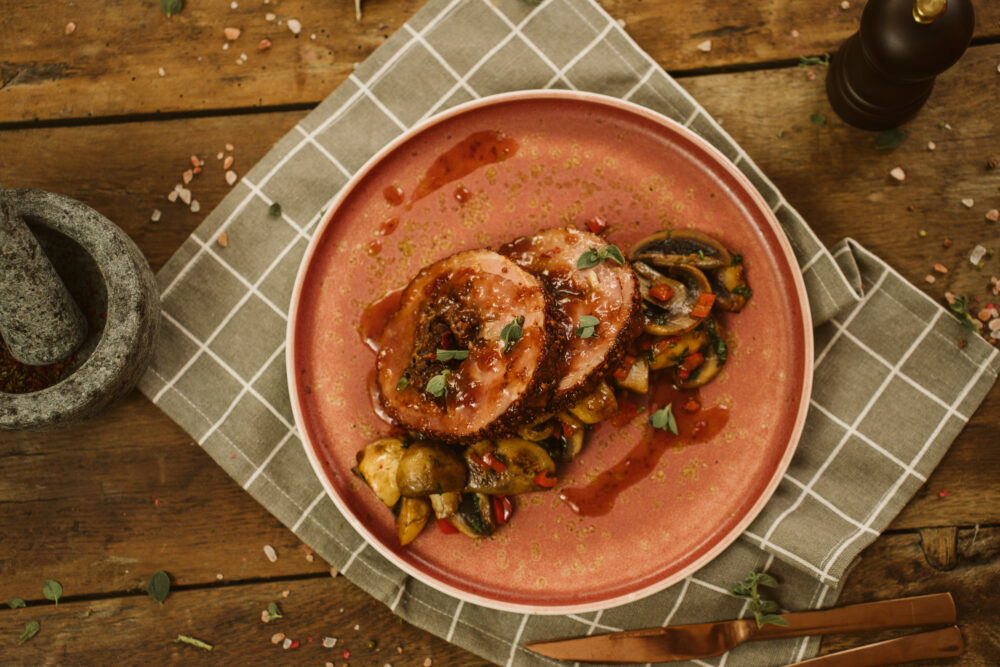 Пушено руло от черно прасе със сушени домати, гравиера и зеленчуци - 1,5 кг.