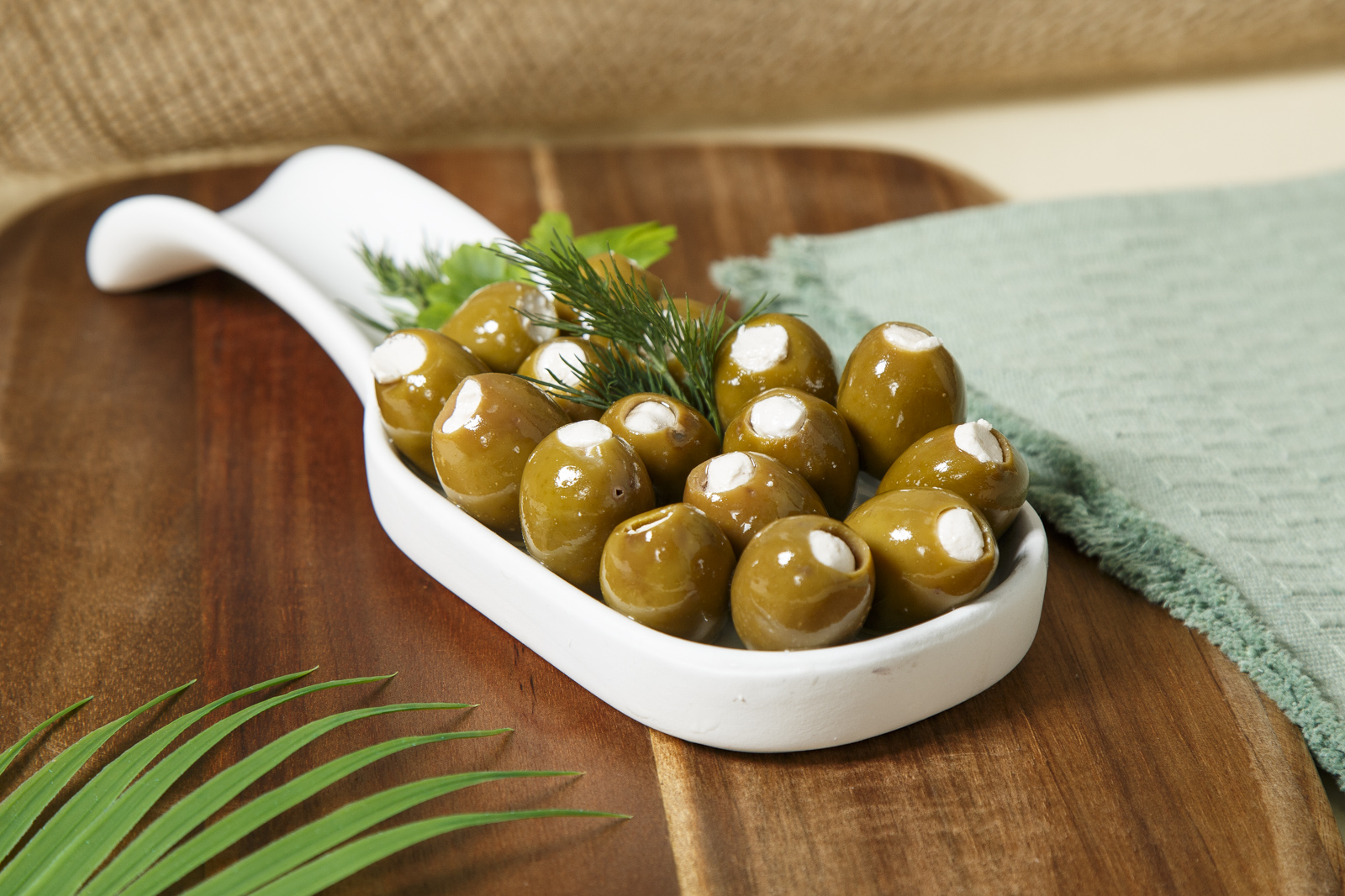 Маслина, пълнена със сирене - 1,850 кг.